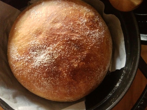 ストウブで焼く捏ねないパン